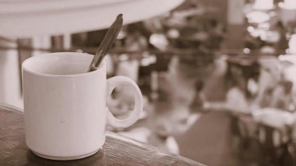 নিছক আড্ডাই নয়। কফি হাউস আদতে বাঙালির মননের চারণভূমি। ‘পরিচয়’, ‘এক্ষণ’, ‘জিজ্ঞাসা’, ‘গান্ধর্ব’, ‘বহুরূপী’-সহ অসংখ্য লিটল ম্যাগাজিনের আঁতুড়ঘর এই কফি হাউস। কিন্তু যামিনী রায়-বিষ্ণু দে-ব্রেখট-কামু-কাফকা-নেরুদা-মায়াকভস্কিকে নিয়ে যুক্তি-তর্ক-গল্পে মুখরিত কফির ধোঁয়াতেও একদিন দেখা দিল আশঙ্কার কালো মেঘ।