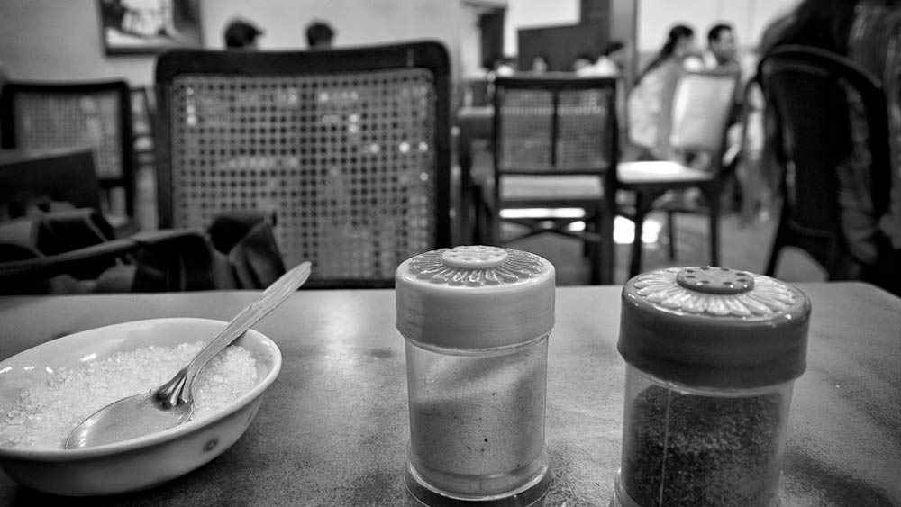 আসতেন নাটক এবং ছবির জগতের দিকপাল সৌমিত্র চট্টোপাধ্যায়, অজিতেশ বন্দ্যোপাধ্যায়, বিজন ভট্টাচার্য, শম্ভু মিত্র, উৎপল দত্ত, রুদ্রপ্রসাদ সেনগুপ্ত এবং অপর্ণা সেনরা। শুধু সাহিত্য এবং রঙ্গমঞ্চই নয়। কফির কাপে তুফান তুলতে কফি হাউস-এ জড়ো হতেন মানবেন্দ্রনাথ রায়, বিমান বসু, বুদ্ধদেব ভট্টাচার্য, অনিল বিশ্বাস, অসীম দাশগুপ্তের মতো বামপন্থী নেতারাও।