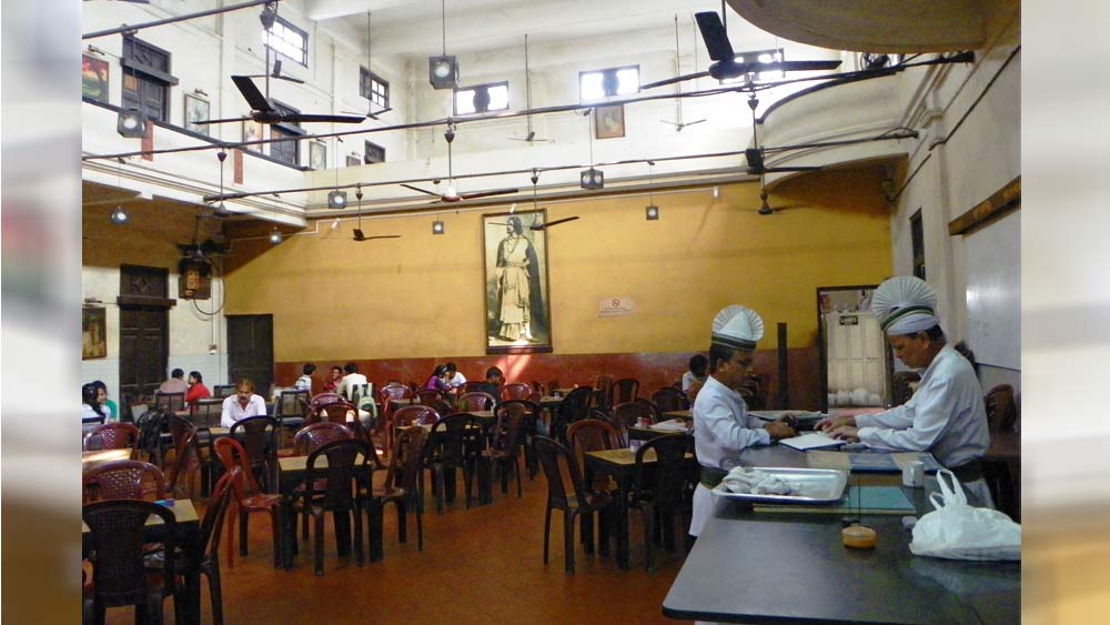 কফি হাউস শাসন করেছেন যাঁরা, সেই মুখগুলো সময়ের সঙ্গে সঙ্গে পাল্টে গিয়েছে। এক সময় এখানে আড্ডা জমত সাহিত্যিক গৌরীশঙ্কর ভট্টাচার্য, সমরেশ বসু, দীপেন বন্দ্যোপাধ্যায়, গৌরকিশোর ঘোষ, মণিশঙ্কর, বিমল মিত্র, ভবানী মুখোপাধ্যায়, তারাপদ রায়, নীরেন্দ্রনাথ চক্রবর্তী, শক্তি চট্টোপাধ্যায় এবং সুনীল গঙ্গোপাধ্যায়ের। পাশাপাশি, আসতেন শিবরাম চক্রবর্তী, সুভাষ মুখোপাধ্যায়, বিনয় মজুমদার, তরুণ স্যান্যাল, অমিতাভ দাশগুপ্তরাও।