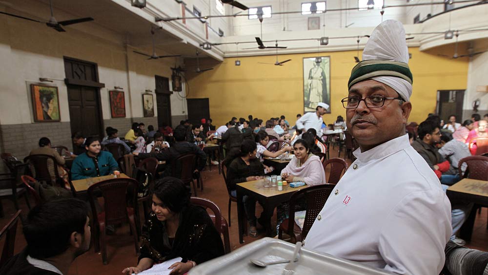 তবে মধ্য কলকাতার এই কফি হাউজ বরাবরই ছিল ‘ফর দ্য ক্লাস’। সে ভাবে কোনও দিন আমজনতার হয়ে উঠতে পারেনি। সাধারণ মানুষ আড্ডা দেওয়ার জন্য বেছে নিলেন বইপাড়ার অ্যালবার্ট হলকেই। চল্লিশের দশকে সেখানে ‘কফি হাউস’ শুরু করল ভারতীয় কফি বোর্ড। ধূমায়িত কফির কাপের সঙ্গে চলত বই পড়া। স্বাধীনতার পরে ‘অ্যালবার্ট হল’ পরিচয় আড়ালে চলে গেল। ১৫, বঙ্কিম চ্যাটার্জি স্ট্রিটের ‘কফি হাউস’ হয়ে উঠল বাঙালির একান্ত কফিঘর।