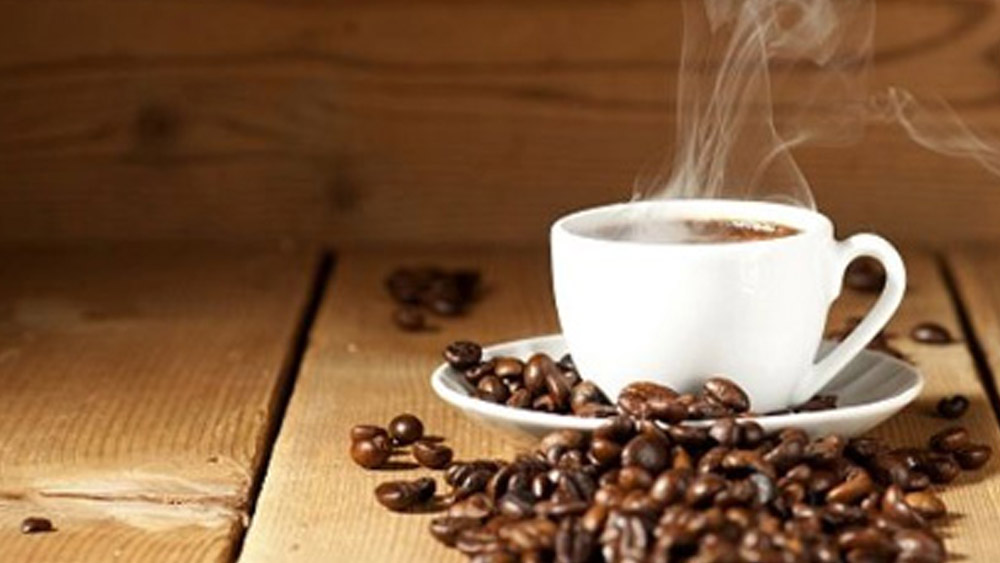 এই সময়ে ১৯৪১ সালে কলেজপাড়া নয়, মধ্য কলকাতায় ‘কফি হাউস’ শুরু করল ভারতীয় কফি বোর্ড। সেখানে দু’টি মহল ছিল। একটি সাধারণদের জন্য ‘হাউস অব কমন্স’। অন্যটি, ‘হাউস অব ইন্টেলেকচুয়ালস’। কবি সমর সেন, পরিচালক চিদানন্দ দাশগুপ্ত, সত্যজিৎ রায় এবং মৃণাল সেন নিয়মিত আড্ডা দিতেন এই কফি হাউসে।