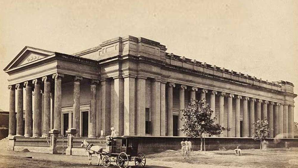 অন্ধকারের পাশাপাশি আলোর উদ্ভাসও যথেষ্ট ছিল নবজাগরণের কলকাতায়। হিন্দু কলেজের (আজকের প্রেসিডেন্সি) সুবাদে নির্দিষ্ট এলাকার নামই হয়ে গেল কলেজ স্ট্রিট। ক্রমে তার চারধারে গড়ে উঠল মেডিক্যাল কলেজ। মাধববাবুর বাজারের জায়গায় নির্মিত হল কলকাতা বিশ্ববিদ্যালয়। ওই অঞ্চলে ছাত্রদের বসবাস বাড়ল। আনাগোনা শুরু হল বিদ্যোৎসাহীদের। তবে প্রথমেই কফি হাউস কিন্তু গড়ে উঠল না। তার বদলে, আগের থেকে অনেক বেশি গুরুত্বপূর্ণ হয়ে গেল ‘অ্যালবার্ট হল’।