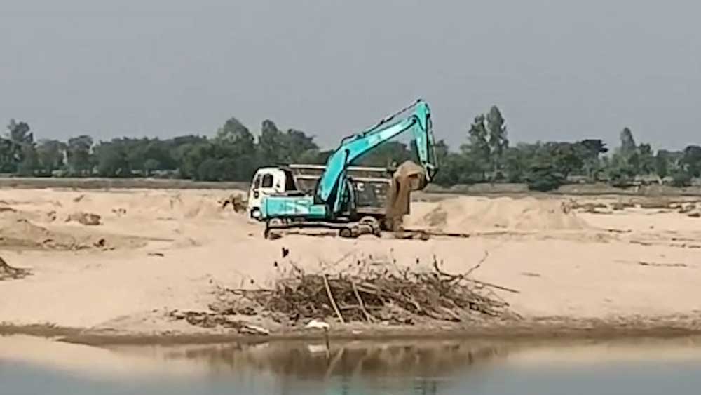 Sand mafias are taking sand from Nagar River at Uttar Dinajpur dgtld