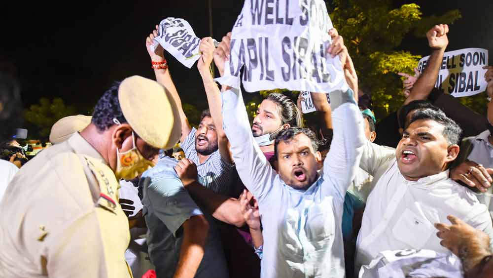 গাঁধী পরিবারের সমালোচনা করায় কংগ্রেস নেতা কপিল সিব্বলের বাড়ির সামনে বিক্ষোভ দলীয় কর্মীদের একাংশের। বুধবার। পিটিআই