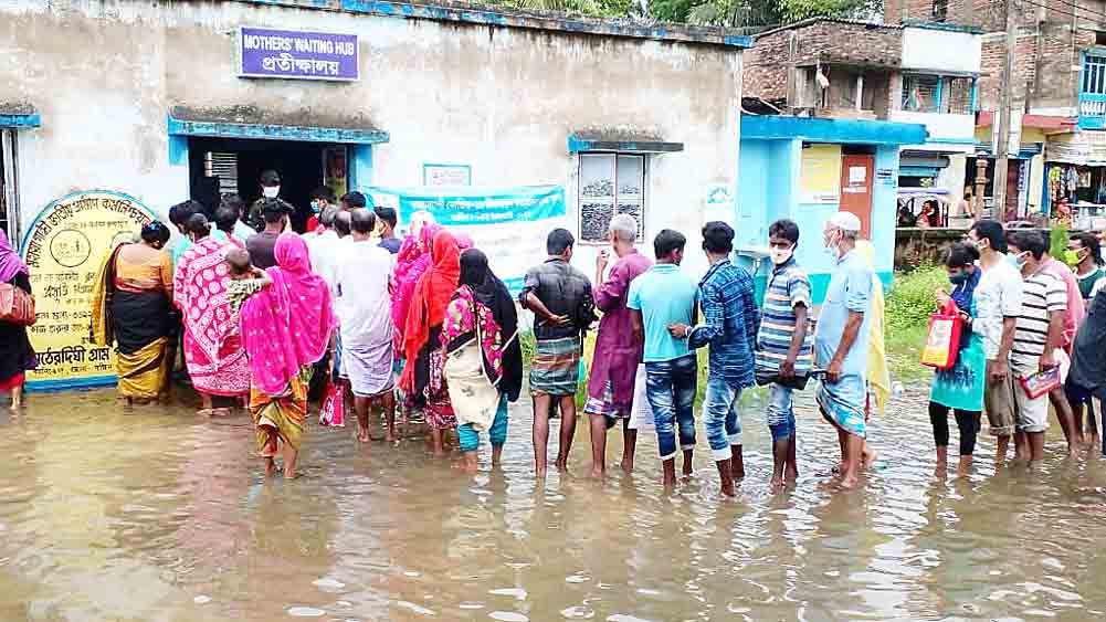 ভোগান্তি: মঠেরদিঘি ব্লক হাসপাতালে ভ্যাকসিনের জন্য লাইন।