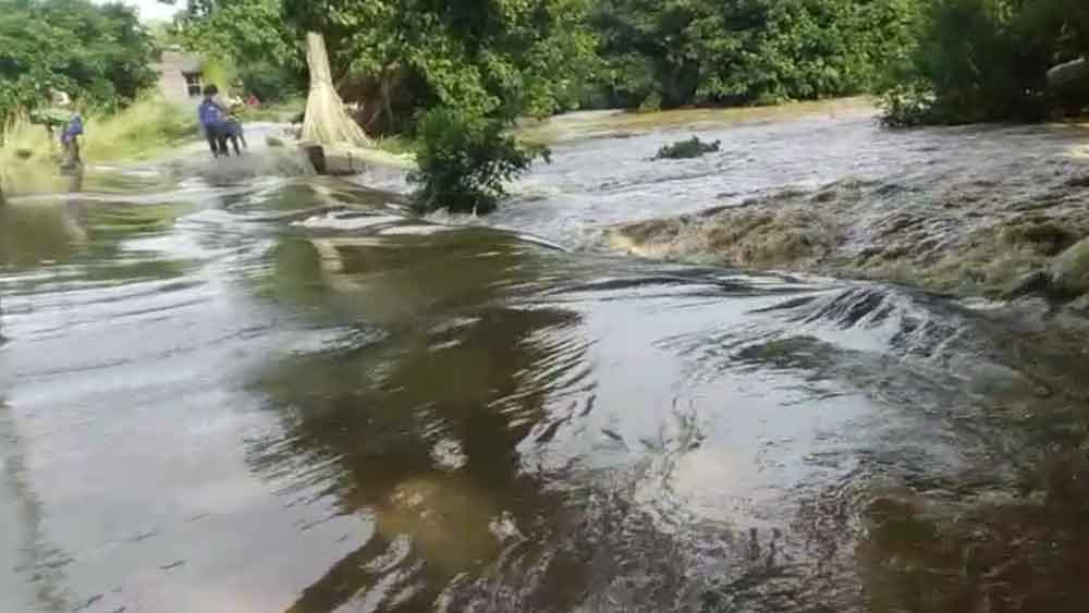 বৃষ্টি কমলেও আতঙ্ক বাড়াচ্ছে ব্যারাজের ছাড়া জল, প্লাবনের আশঙ্কা দক্ষিণের পাঁচ জেলায়