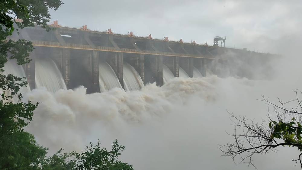 মাইথন থেকে ছাড়া হচ্ছে জল।