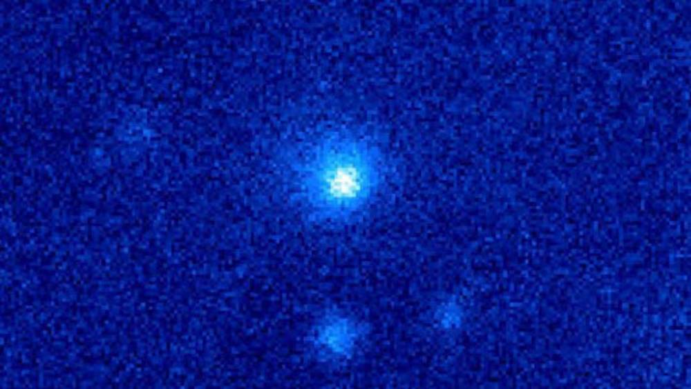 মহাদৈত্যের প্রথম হদিশ মেলার সময়। উপরে উজ্জ্বল গোলকটিই সেই মহাদৈত্য। ছবি- নাসার সৌজন্যে।