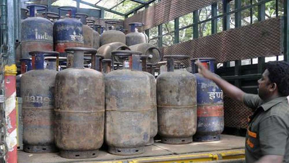 ফের বাড়ল বাণিজ্যিক গ্যাসের দাম, পুজোয় বাড়তে পারে হোটেল, রেস্তরাঁয় খাওয়ার খরচ