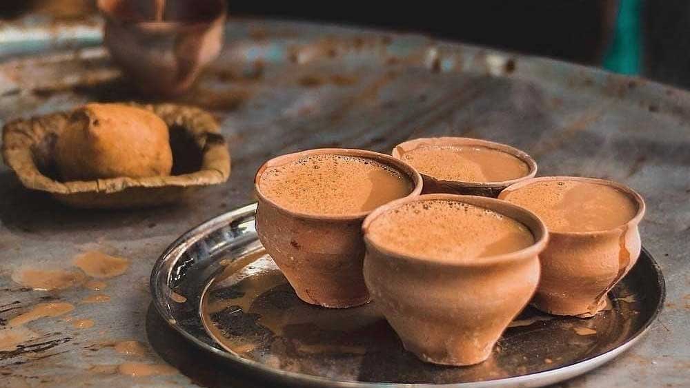 বাঙালির ঘরে ঘরে চা চর্চা জোরাল করেছে কড়া লিকার হওয়ার গুঁড়ো চা। দুধ-চিনি মিশিয়ে যা হবে একটি ভরপুর ব্যাপার। দামও অবশ্যই অনেক অনেক কম।  