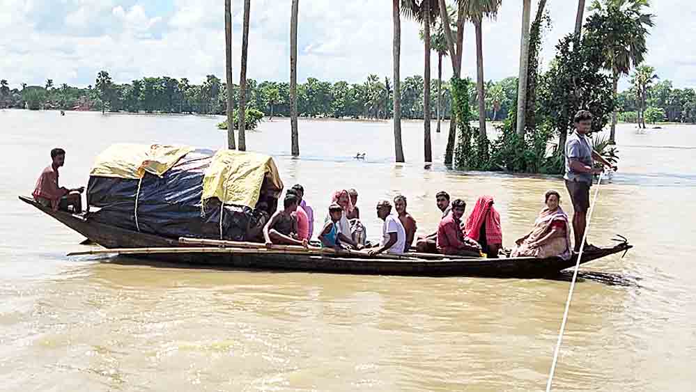 n জাঙ্গিপাড়ার আখনা গ্রামে নৌকাতে চলছে যাতায়াত। ছবি: দীপঙ্কর দে।