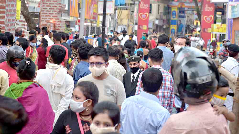 গত বছর মণ্ডপে ঢুকতে না পারলেও এ ভাবেই বাইরে ভিড় করেছিলেন দর্শকেরা: চেতলা অগ্রণীতে। ফাইল চিত্র