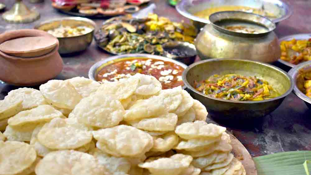 শীতলভোগে লুচি।