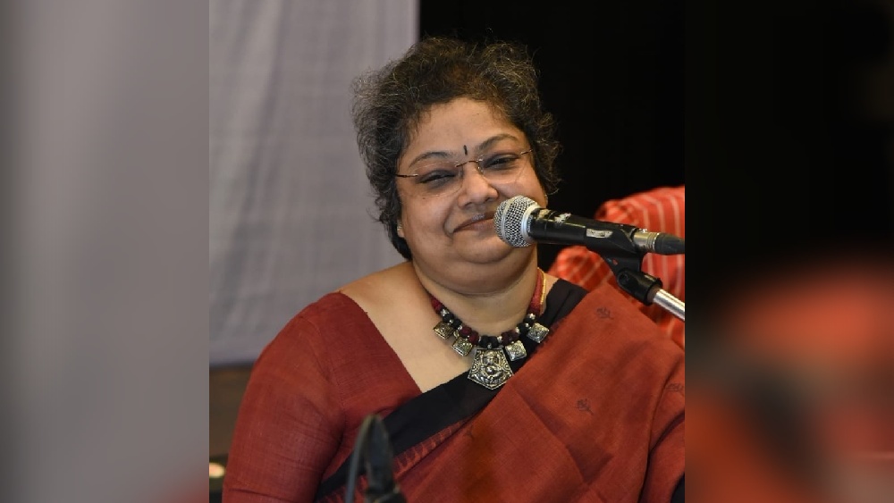 এই দুনিয়ার সাংঘাতিক দ্রুততার যাপনে আমাদের সেই পাগলপারা দিনের মৃদু ঢেউ এখনও এসে পড়ে পুজো এলেই।