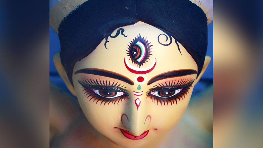 গিরিনন্দিনী উমা থেকে দানবদলনী দুর্গা— দেবীর এই যাত্রাপথটি খুব সহজ নয়। ‘বাংলার ঘরের মেয়ে’ হয়ে যে মাতৃকাশক্তির আশ্বিনের প্রাতে বোধন ঘটে, তিনি কে? কী তাঁর উৎস? পুরাণ, লোকবিশ্বাস আর কিংবদন্তির আড়ালে থেকে যায় নৃতত্ত্ব এবং সভ্যতার ইতিহাসের বেশ কিছু অচেনা কাহিনি।