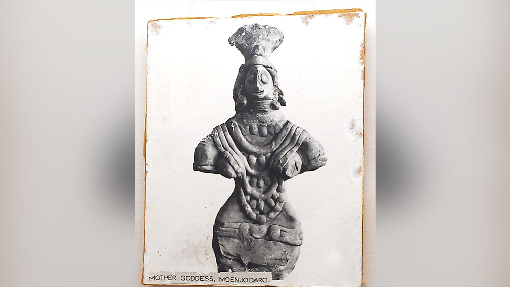 ভারতীয় সংস্কৃতিতে মাতৃকা-উপাসনা সিন্ধু সভ্যতার কালে প্রচলিত ছিল বলে এক দিকে যেমন প্রত্নতত্ত্ববিদরা জানান, তেমনই দেবী-প্রাধান্য যুক্ত সম্প্রদায় তন্ত্রের শিকড় খুঁজতে গিয়ে ইতিহাসকাররা পৌঁছন সিন্ধু সভ্যতাতেই। এই সভ্যতার বিভিন্ন সিলমোহর (আদতে তাবিজ) এবং উপাসিত নারীমূর্তি দেখে তেমনটাই অনুমান করা হয়।