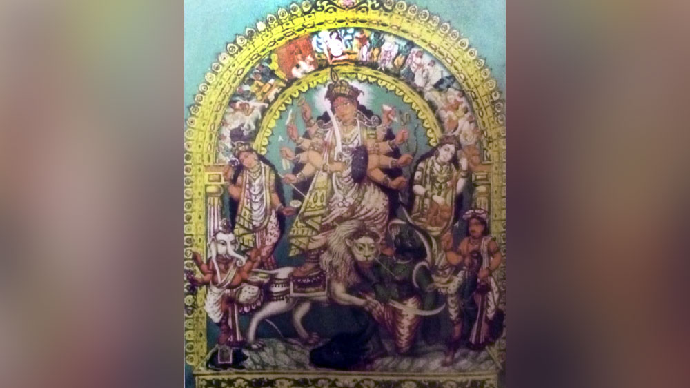 হুতোমের নকশায় কলকাতার বারোয়ারি পুজোর বর্ণনা পাওয়া যায়। ১৯ শতকের মধ্যেই বাংলায় যে শারদীয় দুর্গোৎসব বেশ জমাটি উৎসবের আকার নিয়েছিল, তা বোঝা যায়। ইতিপূর্বে ১৮ শতকে রামপ্রসাদের মতো কবি লিখে গিয়েছেন আসংখ্য আগমনী ও বিজয়ার গান। যে গানে দেবী একান্তই বাঙালিনী। কৈলাসে থাকেন বড় জোর। তাঁর বাহন সিংহটিও যেন বাড়ির মটকায় থাকা হুলো বেড়াল।