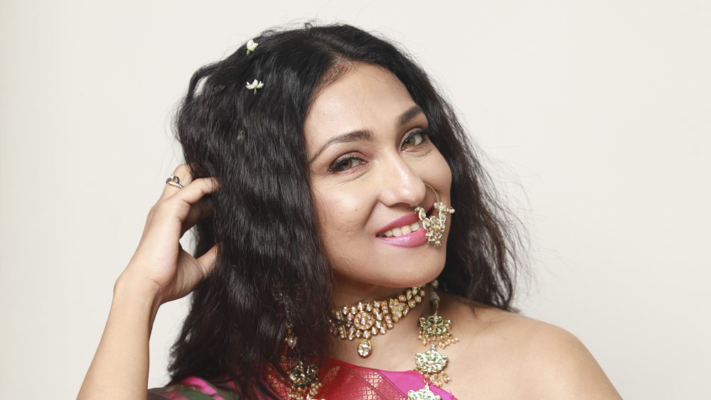 খোলা পিঠ ছুঁয়ে এক ঢাল কালো চুল। জমকালো সিল্ক, ভারী গয়নায় লাস্যময়ী। নাকে নথ, কপালে ছোট্ট টিপে উৎসবের আমেজে মজলেন ঋতুপর্ণা সেনগুপ্ত।