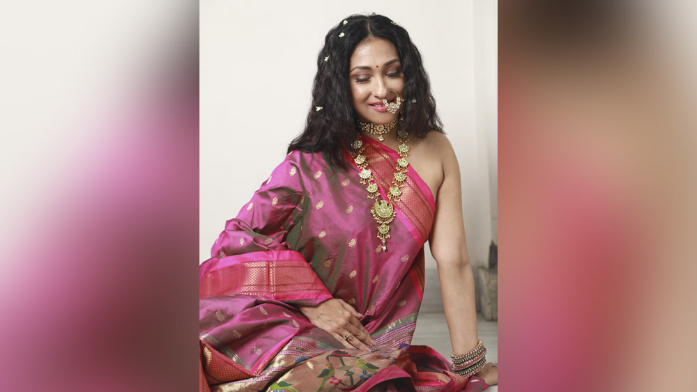 ঋতুপর্ণার নিজের কথায়, “মুম্বইয়ে একটা শ্যুটিংয়ের কথা হয়ে আছে। সেটাও একটু বদলানোর চেষ্টা করছি। যাতে পুজোর ক’টা দিন একটু আমার মতো করে, আমাদের বাঙালিয়ানার চেনা স্বাদে কাটাতে পারি। চেষ্টা করব পুজোর সময়টায় কলকাতাতেই থাকতে।”