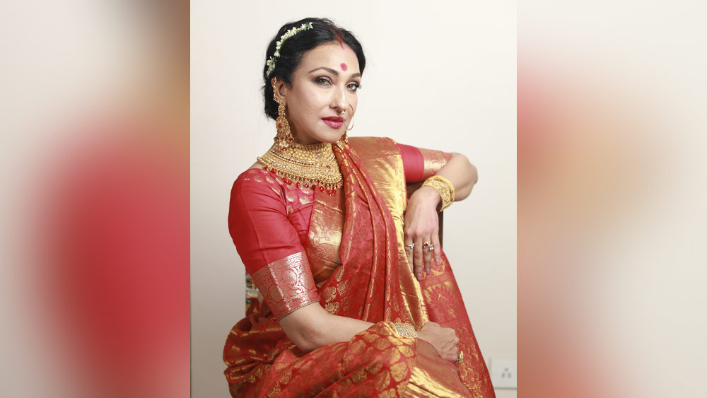 টকটকে লাল শাড়ি। গায়ে জড়াতেই উচ্ছ্বাস স্পষ্ট নায়িকার চোখে-মুখে। নানা ভঙ্গিতে ক্যামেরার সামনে মেলে ধরলেন নিজেকে। নিজেই বলছেন, “এবার আমি অনেক বেশি জোর দিচ্ছি একটু অন্য রকম, অভিনব, সাবেকি সাজের উপরেই।”