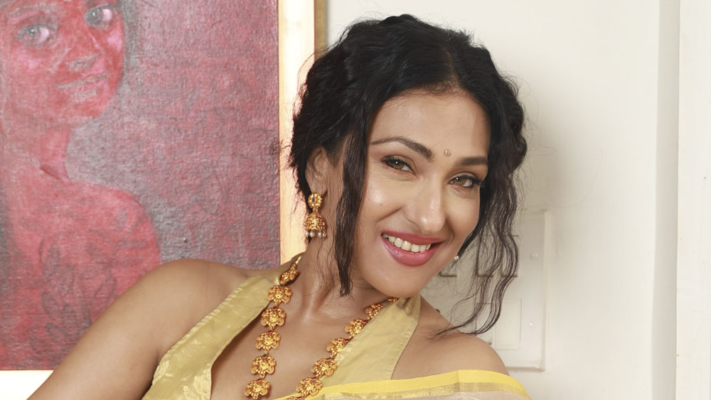 ফোন বাজছে। খানিক থামলেন ঋতুপর্ণা। ওপারে সিঙ্গাপুর থেকে মেয়ে রিশোনা। খানিক কথা সেরেই ফিরলেন খাওয়াদাওয়ার গল্পে। বললেন, “কোনও দিনই খুব একটা জিমেও যাই না। তবে হ্যাঁ, চেষ্টা করি পরিমাণ মতো খেতে, এবং একটু হলেও শরীরচর্চা করতে।”