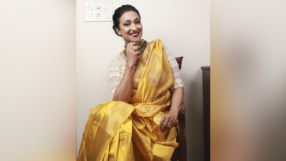পুজোর সকালে এমন রঙের শাড়িই তাঁর পছন্দের। বারবার আয়নায় দেখে নিচ্ছিলেন নিজেকে। মুখে লেগে এক টুকরো হাসি লেগে।