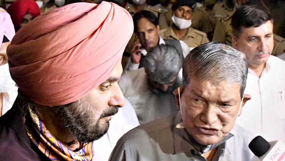 কর্মক্লান্ত: সাংবাদিকদের প্রশ্নবাণ সামলাচ্ছেন হরিশ রাওয়ত, পাশে নভজ্যোত সিংহ। 