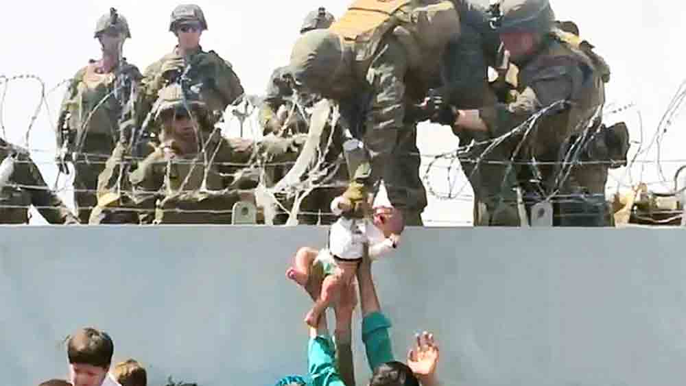 উদ্ধার করা হচ্ছে শিশুটিকে।