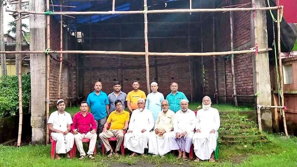 একজোট: পুজোর নির্মীয়মাণ মণ্ডপের সামনে ‘পিস কমিটি’-র সদস্যেরা। রবিবার, নাদিয়ালে। 