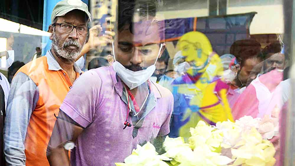 রবিবার কলকাতা বিমানবন্দরে পৌঁছল দু’জনের কফিনবন্দি দেহ।