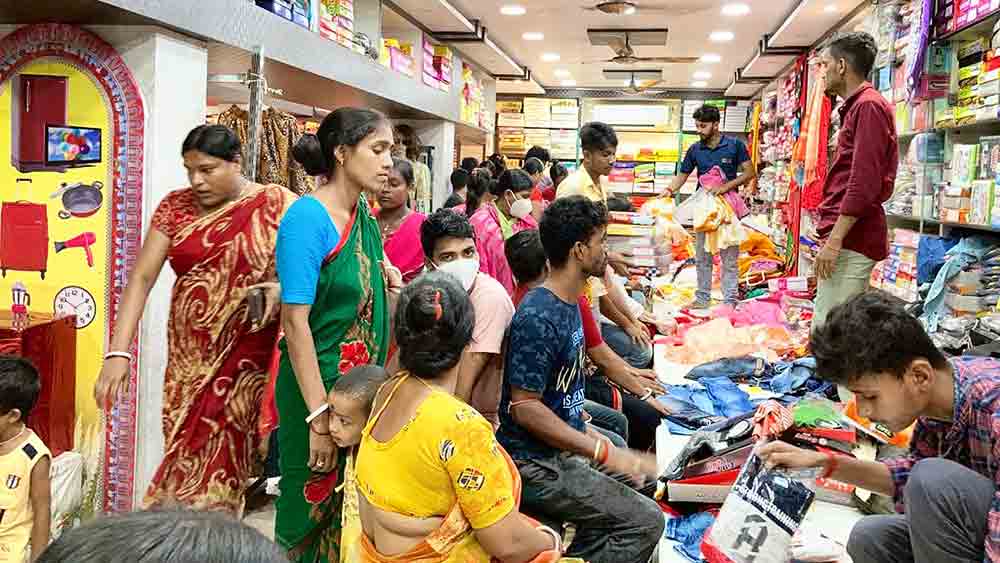 নীচে মালঞ্চ বাজারে ছবি দু’টি  নবেন্দু ঘোষ