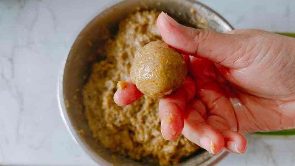  মিশ্রণটি থেকে ছোট ছোট বলের আকার দিন।