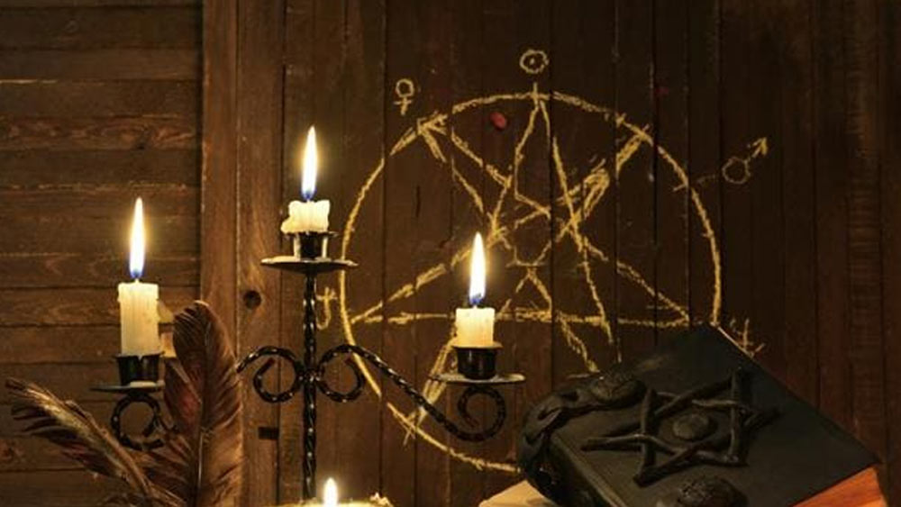 এই খবর প্রকাশিত হওয়ার পরই হইচই পড়ে যায়। এর সঙ্গে ‘কালোজাদু’র যোগের অভিযোগ উঠতে শুরু করে।