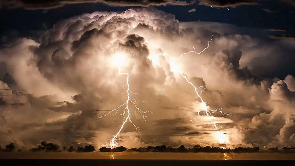 আরও এক বার কঙ্গোতে ফুটবল ম্যাচ চলাকালীন বজ্রপাতে একটি দলের ছ’জন খেলোয়াড় গুরুতর জখম হওয়ার খবর প্রকাশিত হয়েছিল। সে বারও প্রতিপক্ষ দলের কোনও খেলোয়াড় জখম হননি।