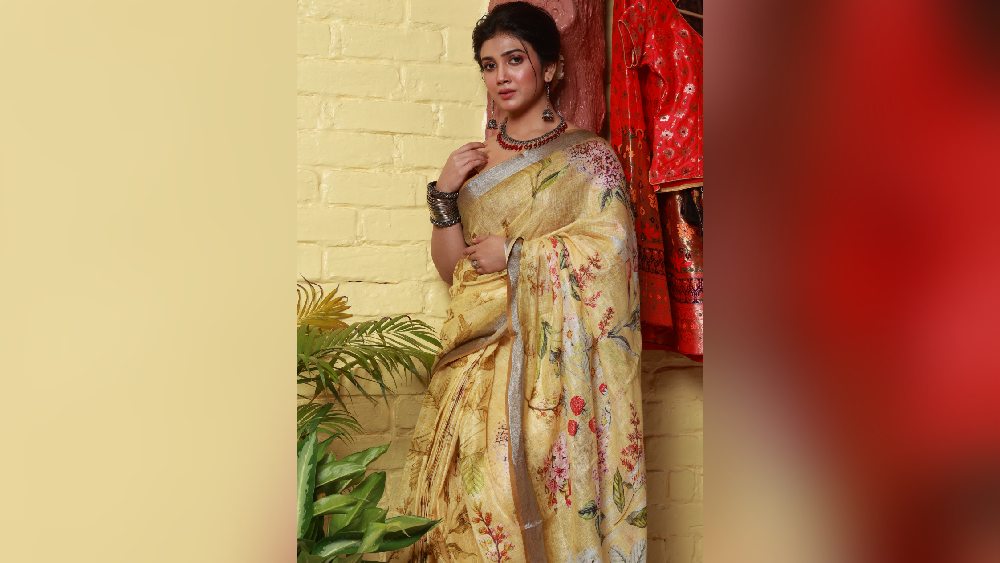 কোন সাজে শুরু পুজো? মায়ের বোধনের দিনে রাজনন্দিনীর বাছাই হালকা রঙের ফুলের নক্সা করা লিনেন ডিজিটাল প্রিন্টের শাড়ি। সঙ্গে মেরুন ব্লাউজ, রূপোর কুন্দনের গয়না। আলগোছে চোখের উপর একগোছা চুলে আনমনা সুন্দরী।