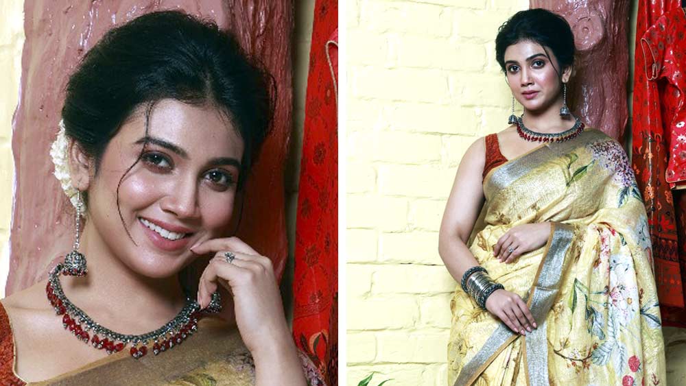 হাল্কা সাজ, তবু রাজকীয়। এই রূপ-লাবণ্য টিকিয়ে রাখার পিছনে নিশ্চয়ই বছরভরের কঠোর অধ্যবসায়। কিন্তু পুজোর চার দিন? হাসতে হাসতেই অকপট স্বীকারোক্তি— ‘‘বন্ধুদের সঙ্গে উল্টোপাল্টা খাওয়াদাওয়া তো রয়েছেই।’’