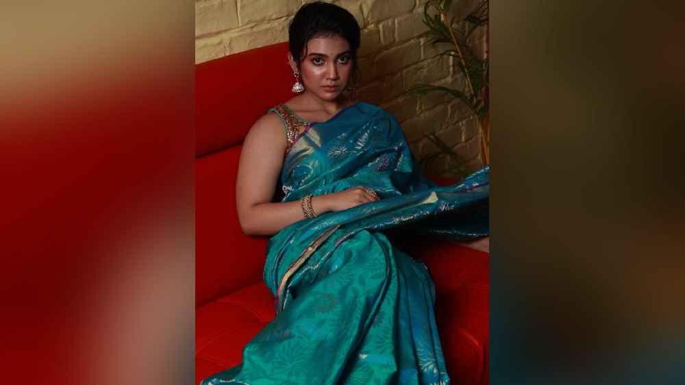 ষষ্ঠী না হয় হল! আর সপ্তমী? রাজনন্দিনীর অঙ্গে নীল রঙা বিশুদ্ধ কাঞ্জিভরম সিল্ক। সঙ্গে হাতা-কাটা ব্লাউজ ও ঝুমকো দুলের আভিজাত্য। সারা বছরের ব্যস্ততা সামলে এই সময়টুকুই তো নিজের জন্য, আপনজনের জন্যও। উৎসবের দিনেও মনের মতো সাজবে না কন্যে? তা-ও কি হয়!