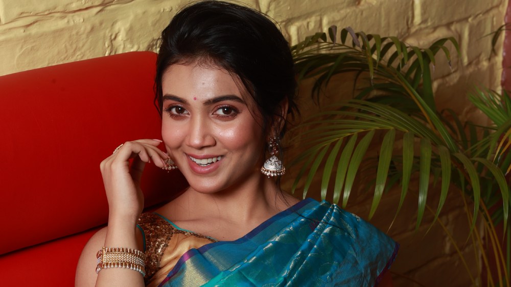 সাম্প্রতিকতম ওয়েবসিরিজ ‘পায়েস’ মুক্তি পেয়েছে সদ্য। হাতে রয়েছে আরও বেশ কিছু কাজ। আত্মবিশ্বাসের ছাপও তাই স্পষ্ট। সেই আভাই কি ছড়িয়ে পড়ছে মুখের হাসিতে?