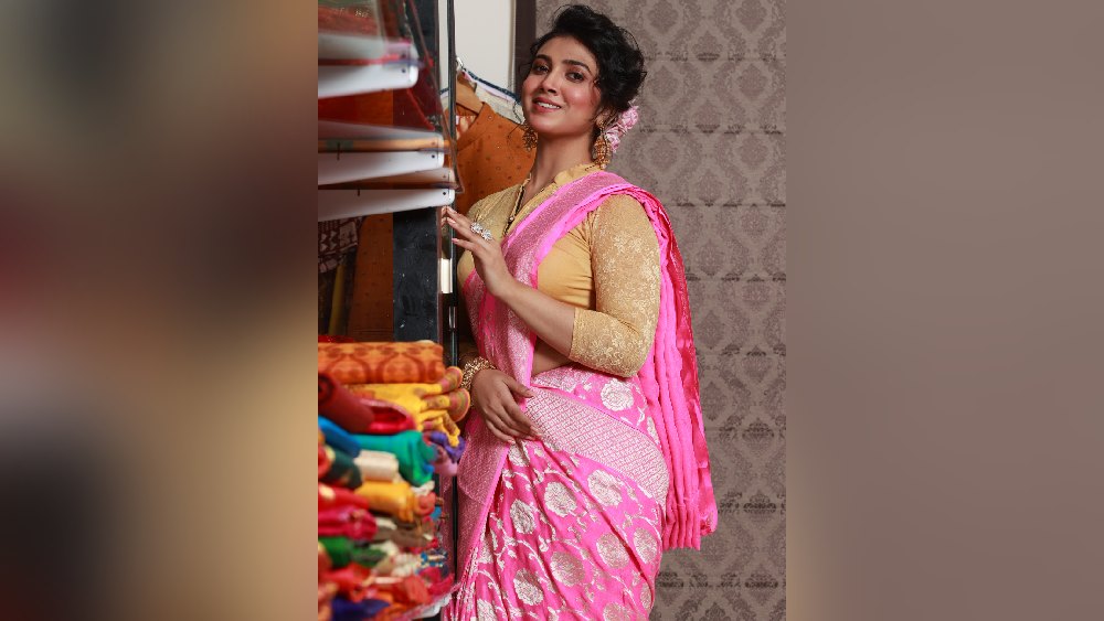 অষ্টমীর সাজ— গোলাপি রঙের খাদি জর্জেট বেনারসী, সঙ্গে ঘিয়ে রঙের চেন দেওয়া থ্রি-কোয়ার্টার ব্লাউজ। রাজনন্দিনীর কাছে পুজোর সবচেয়ে প্রিয় এই দিনটাই। কারণ, সন্ধি-পুজো। মহিষাসুর বধের মাহেন্দ্রক্ষণ। সন্ধিপুজো নিয়ে স্মৃতিচারণে যেতেই উচ্ছ্বসিত চোখ-মুখ। রাজনন্দিনীর কথায়, ‘‘গত বছর প্রথম সন্ধিপুজো দেখি। বিস্মিত হয়ে গিয়েছিলাম। এত সুন্দর করে হয় পুজোটা...’’