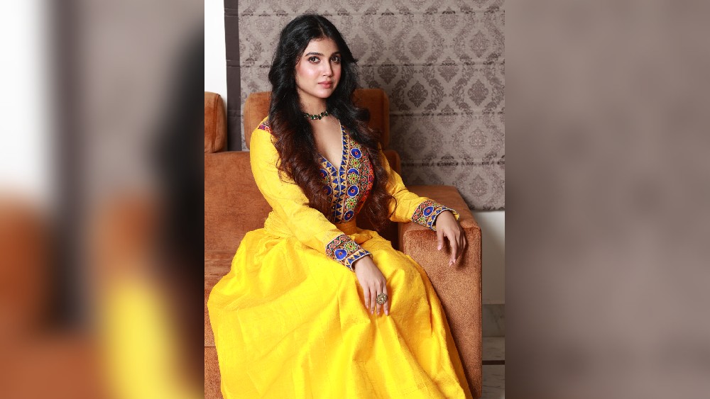 ইতিমধ্যেই বদলে গিয়েছে সাজ। নবমীর সাজে শাড়ির বদলে সিল্কের স্কার্ট ও জ্যাকেট। সোনালী রঙের লম্বা ঘেরওয়ালা স্কার্ট। সঙ্গে এমব্রয়ডারির ঘন কাজের জ্যাকেটে লাস্যময়ী। কে বলেছে লাস্যের রং লাল? রাজনন্দিনী কিন্তু ভুল প্রমাণ করেই ছাড়লেন!