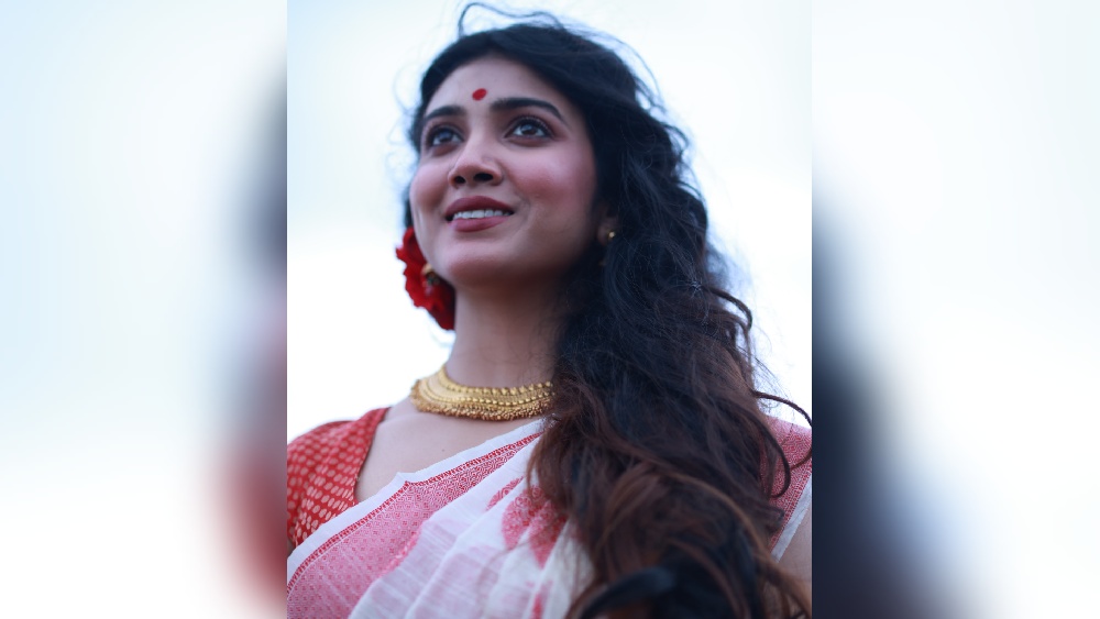 বোধন থেকে বরণ, নানা রূপে নানা সাজে অভিনেত্রী। চমক এল বিজয়ার সাজে। রাজনন্দিনীই, নাকি সাক্ষাৎ উমা? রূপসজ্জা: ভরত বাল্মিকী। স্থিরচিত্র: তথাগত ঘোষ। পোশাক: ইন্দ্রাণী-সর্বাণী বুটিক।