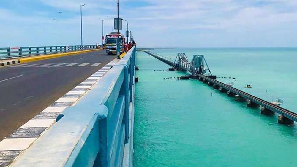 এই সেতু বানাতে আনুমানিক খরচ হবে ২৫০ কোটি টাকা। পুরনো সেতুর চেয়ে অন্তত তিন মিটার উঁচু হবে এটি। সেই সঙ্গে ডবল লাইন তৈরি হচ্ছে এর উপর দিয়ে। অর্থাৎ বিপরীত দিক থেকে দু'টি ট্রেন একই সঙ্গে যাতায়াত করতে পারবে।