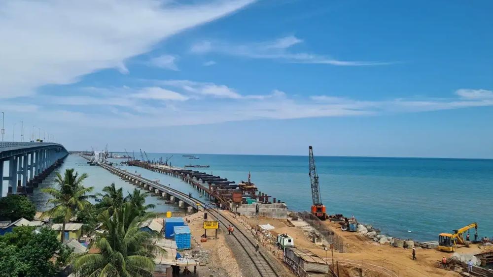 এই সেতু চালু হলে কোনও রকম বাধা ছাড়াই সেতুর নীচ দিয়ে জলযান চলাচল করতে পারবে। সেতুর মাঝে ৬৩ মিটার দীর্ঘ অংশ উল্লম্ব ভাবে ওঠানামা করতে সক্ষম। এর দু’পাশের অত্যাধুনিক সেন্সর লাগানো রয়েছে। ট্রেন আসার আগেই তা আঁচ করে স্বয়ংক্রিয় ভাবে নেমে আসবে সেতুর ওই ৬৩ মিটার দীর্ঘ অংশ। ট্রেন চলে গেলে পুনরায় তা উঠে যাবে।