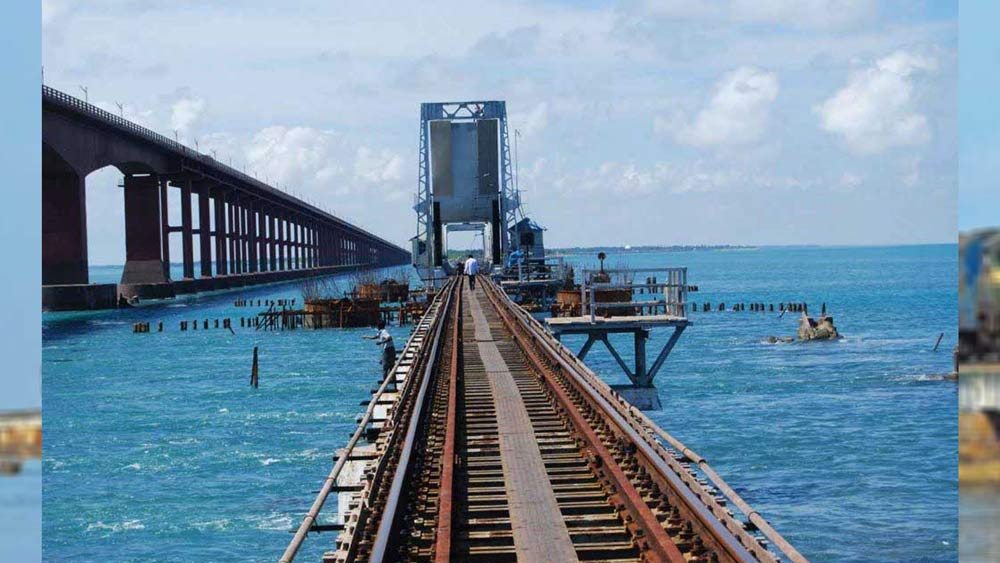 সমুদ্রের মাঝে জাহাজ পারাপারের জন্য এই সেতুর মাঝ বরাবর কিছুটা অংশ একে অপরের থেকে বিচ্ছিন্ন হয়ে যেতে পারত। জাহাজ পারাপারের পর সেটি আবার জুড়ে গিয়ে রেল চলাচলের লাইন তৈরি করে ফেলতে পারত। ১৯৮৮ সাল পর্যন্ত এই সেতুটিই তামিলনাড়ুর মূল ভূখণ্ডের সঙ্গে রামেশ্বরমকে সংযুক্ত রাখার একমাত্র পথ ছিল।