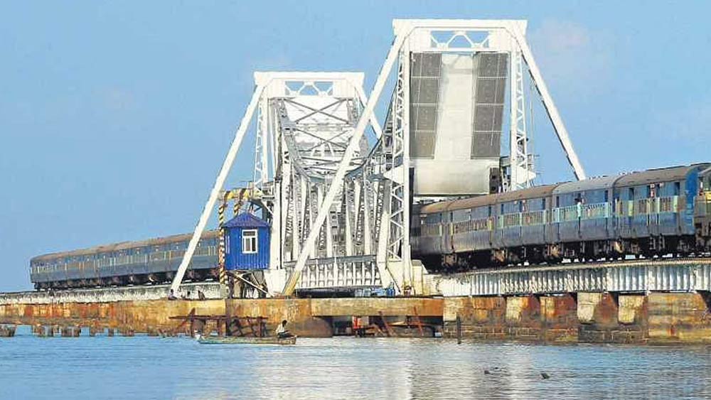 ১৯১৪ সালে ২৪ ফেব্রুয়ারি এই সেতুর উদ্বোধন হয়েছিল। সমুদ্রের উপর গড়ে ওঠা ভারতের প্রথম রেল সেতু ছিল এটি। ২০১০ সালে মুম্বইয়ে বান্দ্রা-ওরলি সেতু গড়ে ওঠার আগে পর্যন্ত এটিই ছিল ভারতের দীর্ঘতম সেতু।