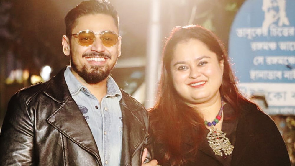 ‘‘কম বয়সে পুজোর সময় ঝলমলে মেয়েদের দিকে চোখ পড়ত তো বটেই। একটু চোখে চোখে কথা, হাল্কা আলাপ। দিব্যি লাগত!’’