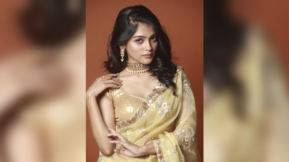 আগেরটি ছিল দিনের সাজ, এটি রাতের। এমব্রয়ডারির কাজ করা হালকা সোনালি রঙের শাড়ি পরলেন এ বার। গলায় চোকার, কানে মাননসই দুল। আগের সাজের থেকে পুরোদস্তুর আলাদা সাজ, কিন্তু তাতেও বাজিমাৎ।