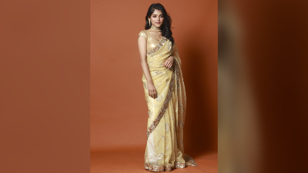 উৎসবের ঝলমলে সাজে সপ্রতিভ অনুষা। এই আভা কি উৎসবের জন্য, নাকি ক্যামেরার ওপারের মানুষটির জন্য?