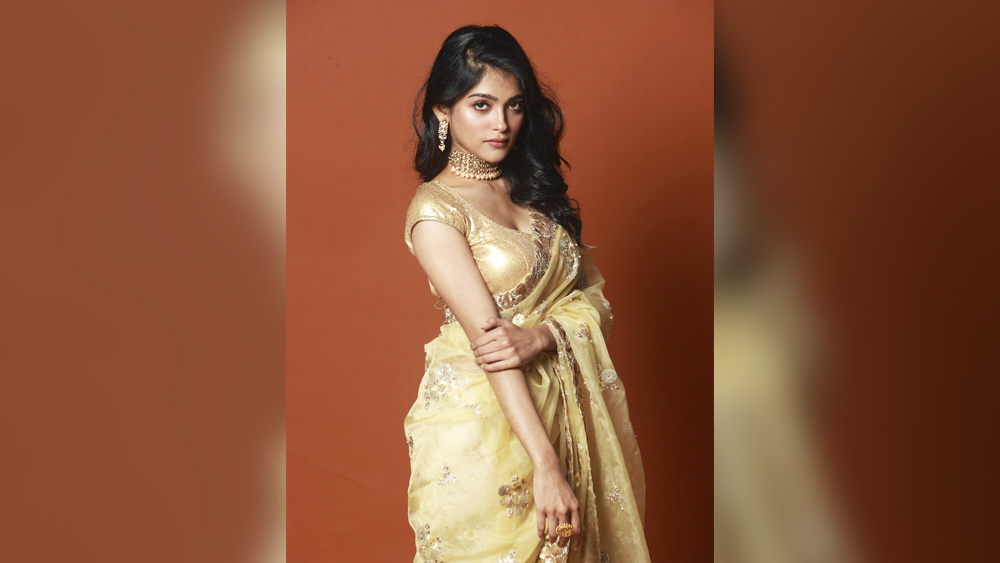 চিত্রগ্রাহক তথাগত ঘোষের সঙ্গে তাঁর গাঢ় বন্ধুত্বের প্রভাব ছবিগুলিতে। হাসি-মজা-খুনসুটি মিলিয়ে জমজমাট তাঁদের সম্পর্ক। অনুষার নিজের কথায়, ‘‘তথাগত যেমন উৎসাহও দেয়, তেমন আবার পিছনে লাগতেও ছা়ড়ে না।’’