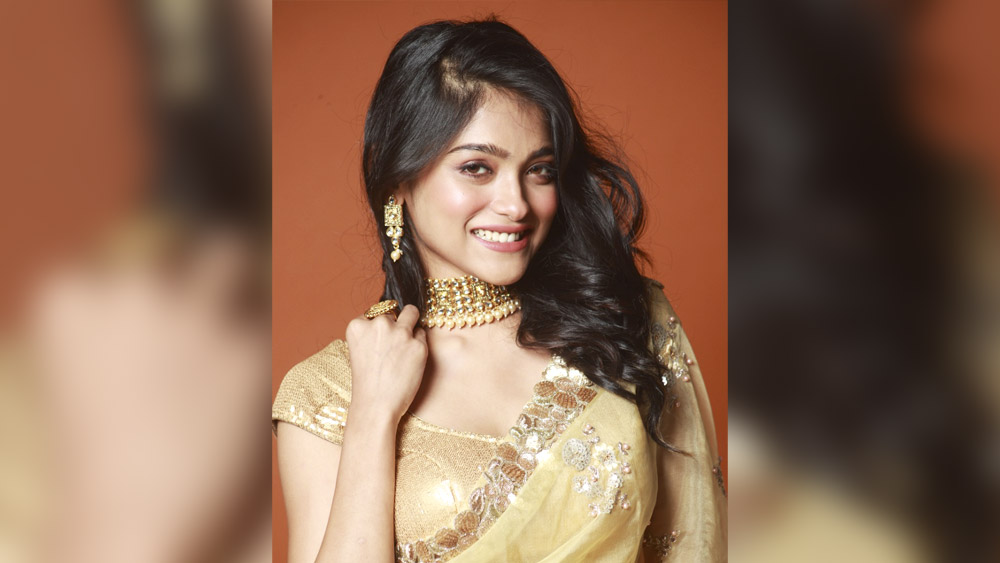 অনুষার দাবি, বিশেষ করে পোশাক বদলের সময়ে ভীষণ তাড়া দেন তথাগত। সব সময় বলতে থাকন, ‘‘তাড়াতাড়ি কর।’’